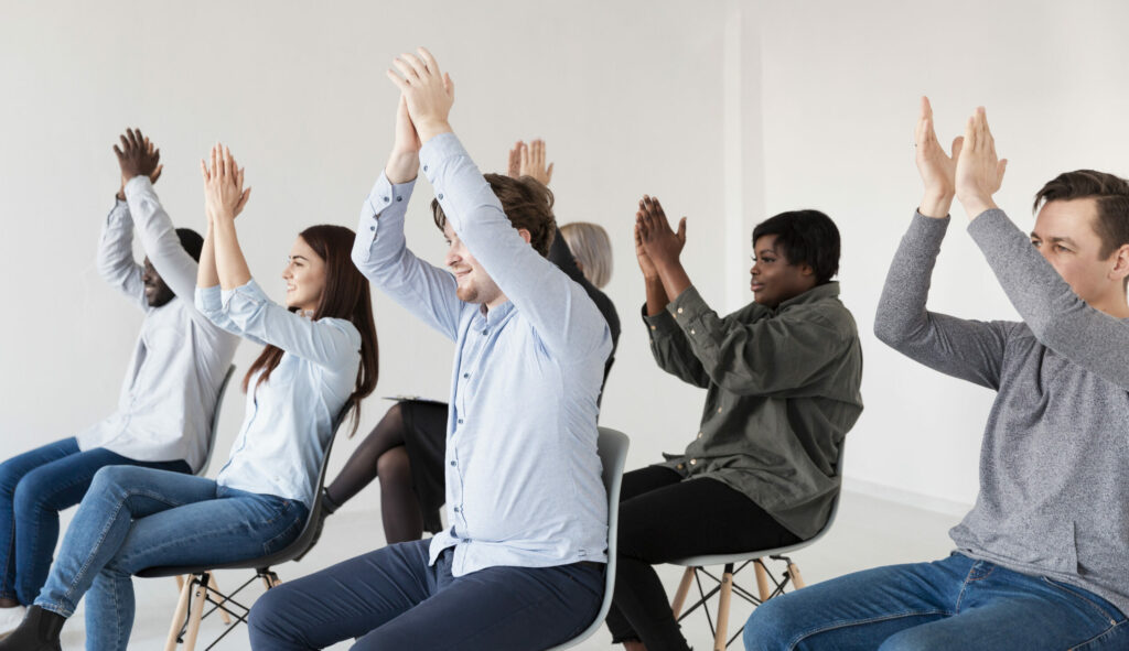 Groupe de personne qui applaudit 